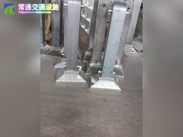 鋼板立柱道路護(hù)欄生產(chǎn)現(xiàn)場(chǎng)
